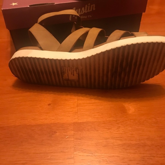 Austin Trading Co. Tan Sandals - Picture 6 of 6